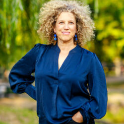 welcome to my website, Julie Cusmariu, Coach, Mentor, Podcast Host and Creator of Dance Your Intuition Julie Cusmariu